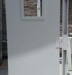 Puerta Metalica Metaldoor con mirilla central de hoja simple