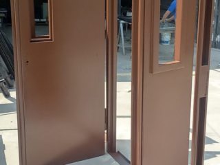 Puerta Metalica Metaldoor con mirilla lateral de hoja doble