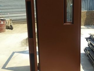 Puerta Metalica Metaldoor con Mirilla lateral de hoja simple
